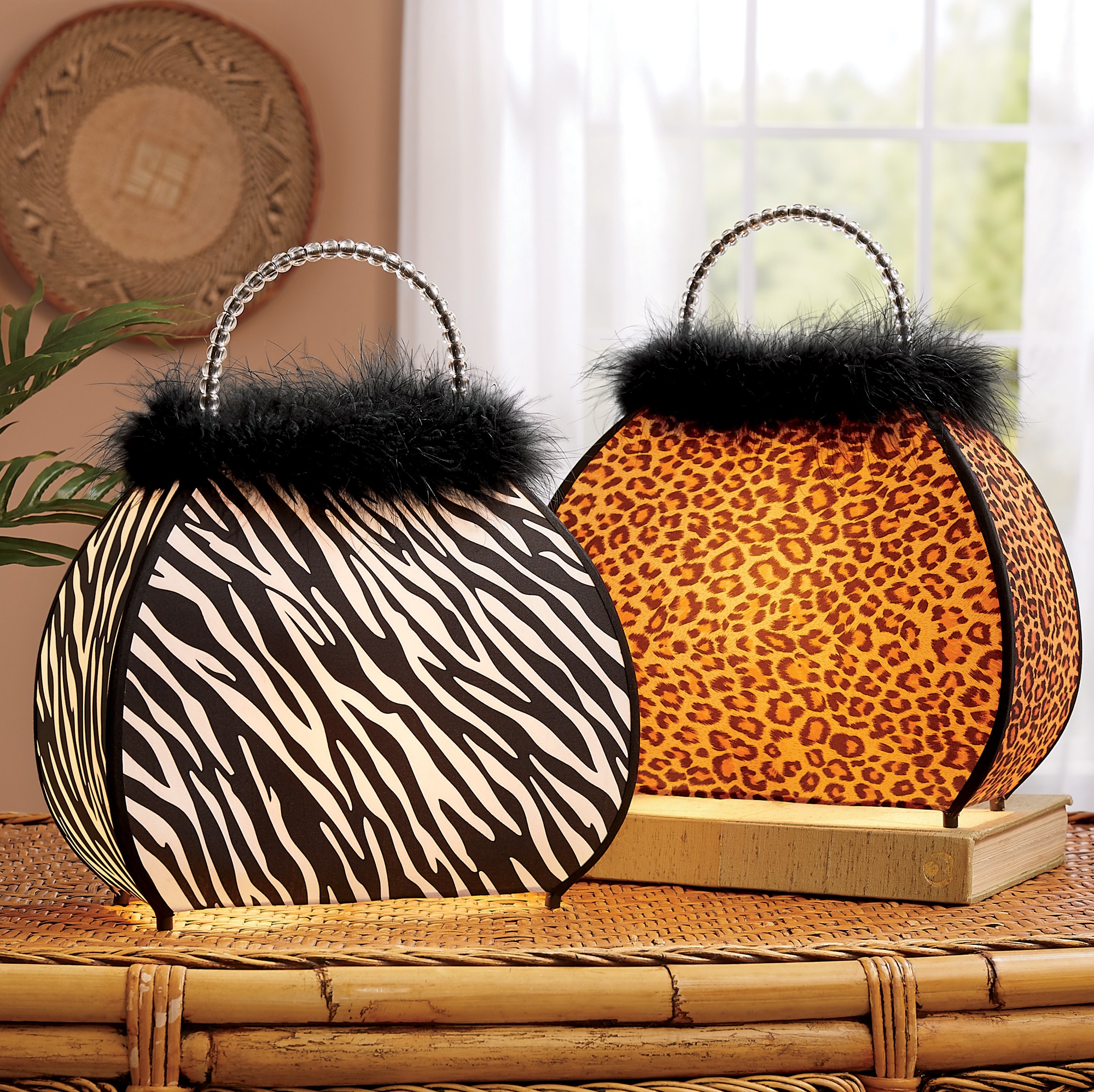 Leopard shop print pocketbook